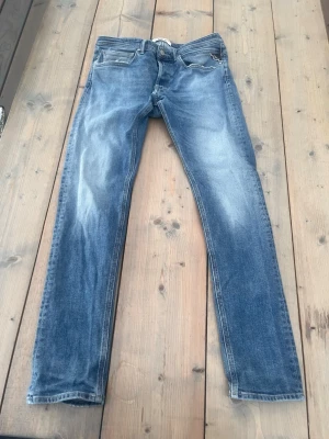 Replay Jeans - Säljer nu dessa Replay Jeans. 9/10 Skick.