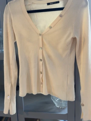 Långärmad knapp tröja - Fin långärmad med knapp och v ringning, smått ribbad och ganska stretchig! Säljer då den inte kom till användning!💕