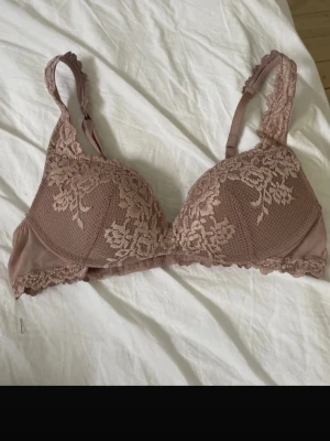 Intimissimi bh - Säljer nu den här bhn från Intimissimi då jag inte andvöndet den, bra skick, lappen är bortklippt men storlek 75b