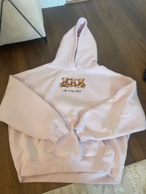 Ljusrosa hoodie med björnar från F2 Sister - Söt ljusrosa hoodie från F2 Sister med tryck av tre nallebjörnar och texten 'Me & my Girls' på bröstet. Hoodien har stor huva, magficka och ribbade muddar vid ärmar och nederkant. Perfekt för en mysig och avslappnad stil. Pris går att diskuteras!!💕