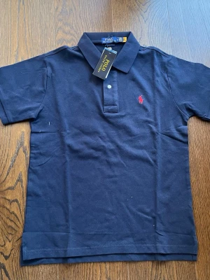 Ralph Lauren piké mörkblå - I helt nytt skick, kommer med påse, storlek M