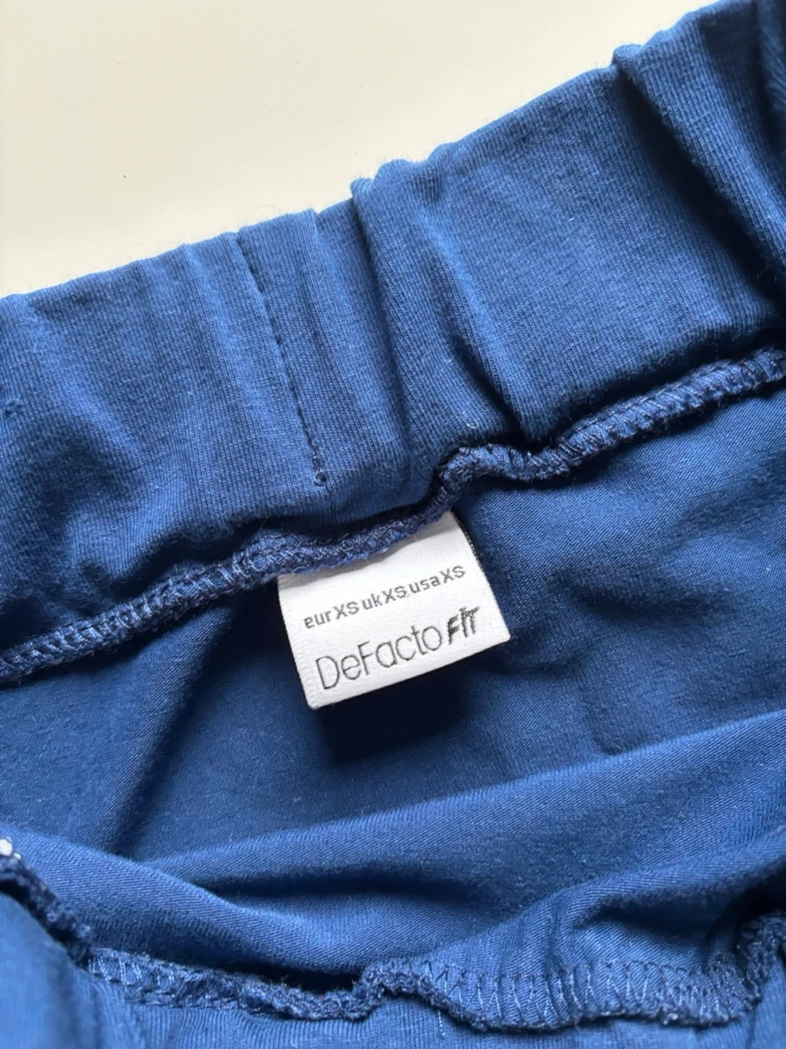 Blå sportig kortkjol med vita detaljer - 4