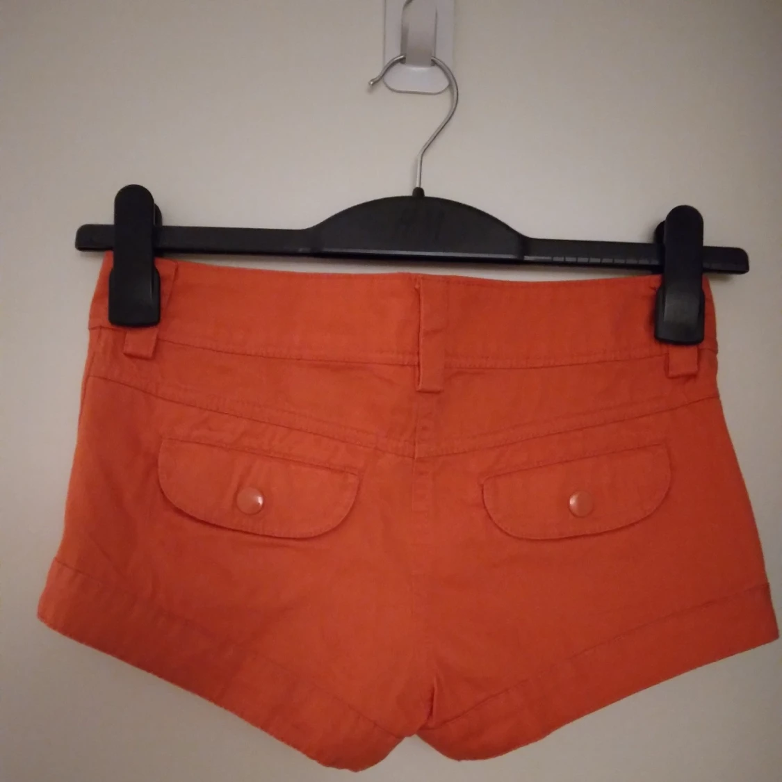 NYA och oanvända korallfärgade  shorts, Strlk 32 /  XS. Flera fickor.  - 3