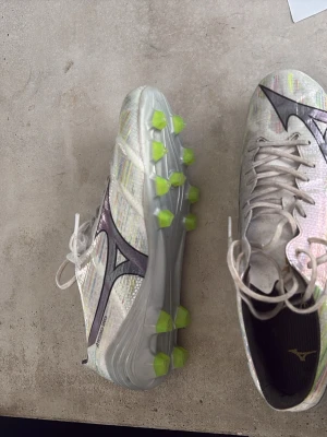 Mizuno fotbollskor - Hej! Säljer dessa då de inte kommer till användning. Nästan helt nya, använda en gräs träning. 