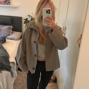 Kort vårkappa - Jätte snygg kort kappa från Kappahl, man ser att den är använd men den är jätte snygg ändå!! 