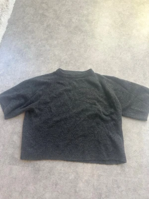 Mörkgrå stickad tröja  - Använd några gånger men fortfarande i väldigt bra skick 💕