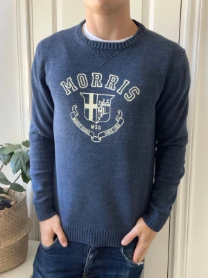 Morris tröja stickad  - Morris tröja stickad stor på modellen, Inga defekter! Modellen i bilderna är 180 cm 75 kg och bär storleken L , Kom med frågor! 🌟 (Kan gå ned i pris vid köp av paket 😉) 