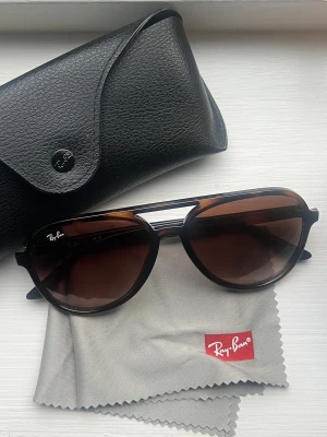 Solglasögon ray-ban - Modell: Ray-Ban RB4376 710/13 5716. Inga repor, använda men i topp skick.