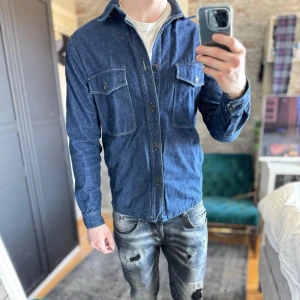 Bomull overshirt - Mycket bra skick, inga defekter! Passar dig som är mellan 180-190 ungefär. Modellen är 185 cm, 75kg. Passar bra nu till våren! Skriv för mer information!🤝 Vet inte riktigt märket