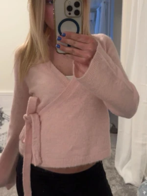 Rosa kofta - Jätte söt stickad kofta från Gina tricot. Aldrig använd och lappen sitter kvar! Säljer då den aldrig kommer till användning 💞💞