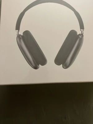 Apple AirPods Max hörlurar svart - Säljer ett par Apple AirPods Max i svart färg. Over-ear design med mjuka öronkuddar och justerbar huvudbygel. Tillverkade i aluminium och textilmaterial för premiumkänsla. Perfekt för dig som vill ha grymt ljud och stilren design.