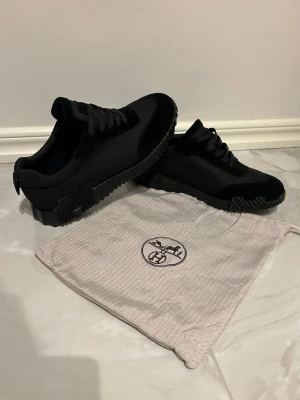 H skor - Säljer dessa fina skor pga av det inte är min stil. Skorna är helt oanvända och har inga problem. De hade också kunnat passa 43,5 och för frågor så är det bara att skriva✍️ PRISET KAN DISKUTERAS VID SNABB AFFÄR💨💨