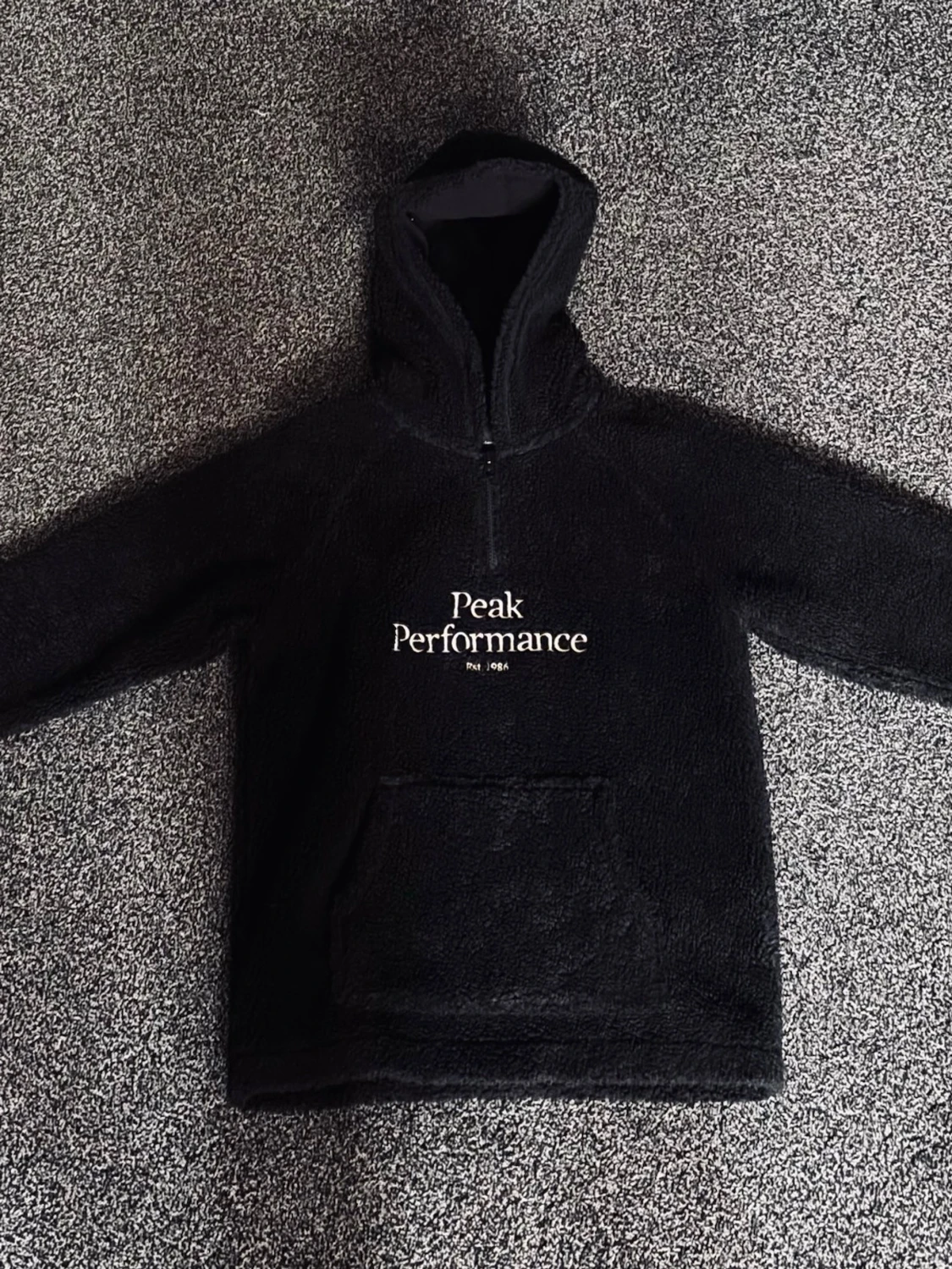 Svart fleecehoodie från Peak Performance