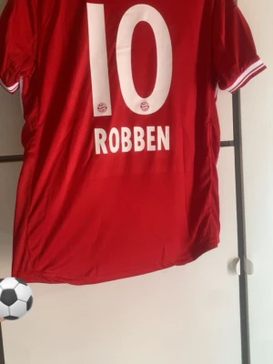Bayern München matchtröja Robben - Röd Bayern München matchtröja från Adidas med nummer 10 och Robben på ryggen. 