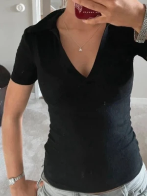 V-ringad t-shirt - V-ringad T-shirt med krage, ribbat tyg och stretchigt material 🩷