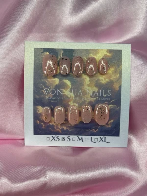 BlushDrip (S);ExtraShortOval  - Handgjorda press-on naglar i nude färg med rosé-guldglitter. Naglarna har en extra kort och oval form och är dekorerade med skimrande glitter för en lyxig look. Perfekt för dig som vill ha snygga och trendiga naglar utan att gå till salong.