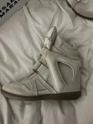Isabell marant skor beige  - Jätte snygga isabell marant skor i färgen beige, har använts en gång inomhus, har kvar låda och påse till dom!! Ny pris 6500kr💗