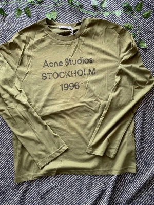 Acne studios long sleeve - Tja! Säljer en tvär fet acne studios long sleeve i en sjukt unik färg. Köpt av en polare men satt inte som jag tänkte. Storleken är S, hör av er vid frågor