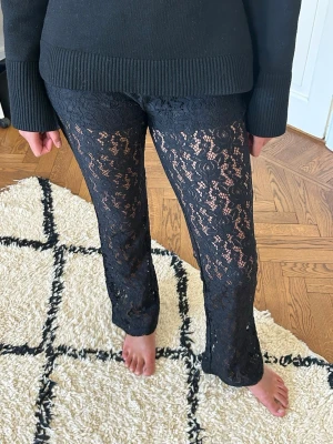 Svarta spetsbyxor - Säljer dessa spetsbyxor som endast är testade och ej använda. De har lappen kvar. Säljer pågrund av att de inte passade mig. Min kompis modellar dem💗