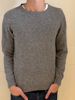 Tröja Oscar Jacobson - Grå ull/kaschmir tröja från Oscar Jacobson. Size (M) men sitter som en (S). Modellen är 177cm. Inga defekter på tröjan. Hör av dig vid funderingar!