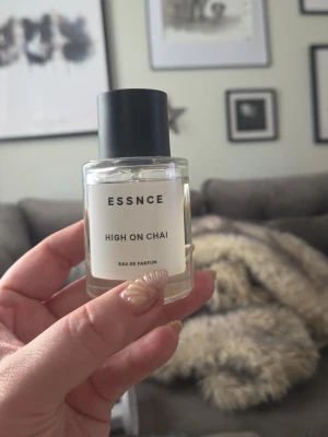 ESSNCE High On Chai Eau de Parfum - ESSNCE High On Chai, stått i garderoben och glömts bort då jag använder andra dofter oftare. Se bild för mängd. 