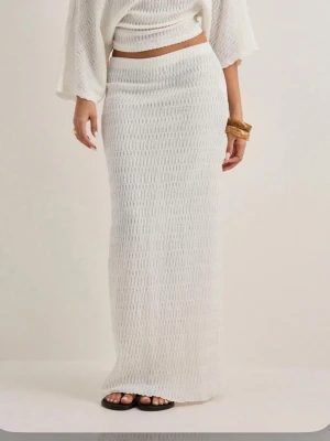 Matchande sett Nelly  - Säljer nu mitt matchande sett från Nelly, helt oanvänt!💗kom med bud!                                              Kjolen är i storlek Xs, och tröjan är i storlek xss men sitter mer som en Xs😊