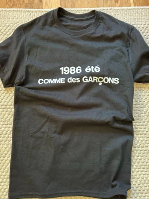 Svart Comme des Garçons t-shirt - Hej och välkommen till liljestrands nu säljer vi en cdg t shirt osäker på äktehet därav pris aldrig anvlnd endast testad storlek s kom med frågor osv mvh liljestrand