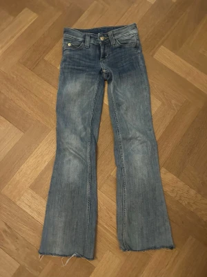Blå bootcut jeans Cheap Monday - Säljer ett par blå bootcut jeans från Cheap Monday. Jeansen är klippta men har längden 140-145 cm. Fint skick och passar perfekt till alla tröjor! 💙
