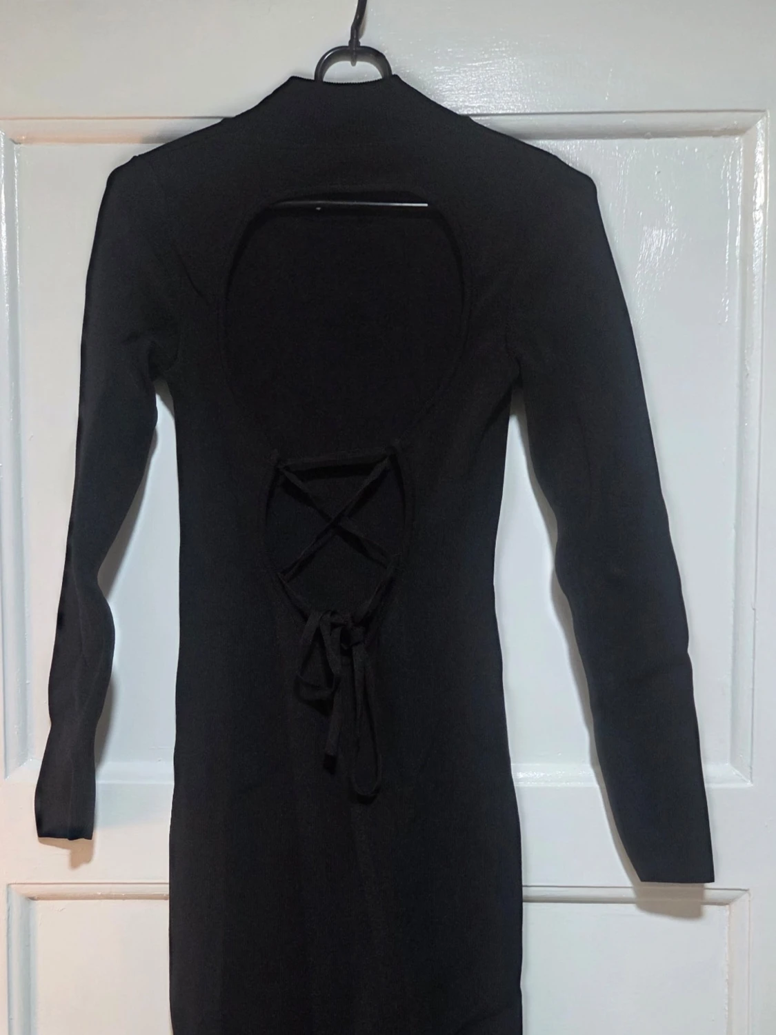 Svart långärmad midiklänning med öppen rygg - 5