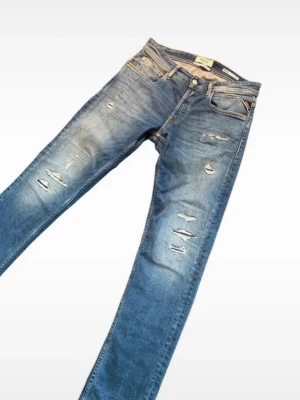 *Nyskick* Replay Grover Jeans - Tja! Säljer ett par sjukt snygga Replay jeans med slitningar. Väldigt unika och är otroligt sköna. Storlek - W30 L32, Modell - Grover Straight. 10/10 skick, som nya. Köpta på Boozt för 1.899kr. Hör av dig vid minsta fundering!  Pris ej hugget i sten!