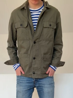 Olivgrön overshirt - Olivgrön overshirt i strl M men sitter som S! Bra skick och hör gärna av er vid frågor elr funderingar!!