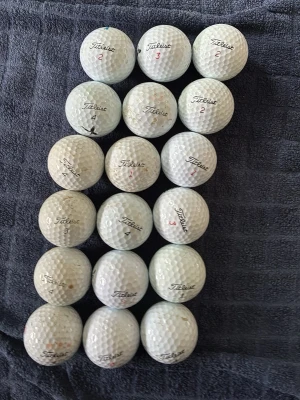Titleist golfbollar, 18st - Säljer 18 stycken vita golfbollar från Titleist. Bollarna har klassisk rund form och är märkta med siffror som 2 och 3. Perfekta för dig som vill fylla på golfutrustningen med kvalitetsbollar.