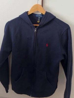 Mörkblå hoodie från Polo Ralph Lauren - Mycket fin kofta som inte används, skriv om du har några frågor! 🩷