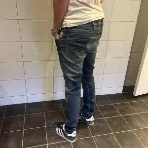 Replay Anbass Jeans - Säljer dessa sjukt snygga Replay Anbass jeans. Riktigt bra skick, storlek 28/32 och modellen är 179 cm lång. Pris 375kr  men går att diskutera vid snabb affär. Tveka inte att kontakta om fler bilder eller andra funderingar // CS😁