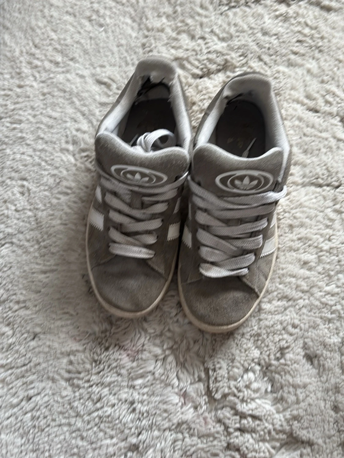 Grå Adidas sneakers med vita detaljer