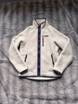 Patagonia fleece  - Säljer denna snygga patagonia fleecen i storlek S(passar runt 175 ). Om man skannar qr koden i nacken så kommer du till patagonia hemsida😃använd max 5 gånger så den är som ny! Skriv om mått osv 😃