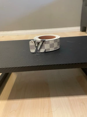 Vitt rutigt bälte  - 📏 110 cm ✨ Mycket bra skick 📸 Precis som på bilderna 📦 Skickas inom 24h ❓ Skriv gärna vid frågor 💎 helt ny