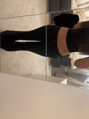 Svarta bootcut jeans - Säljer ett par svarta True religion jeans med låg midja. I storlek W24💗😇