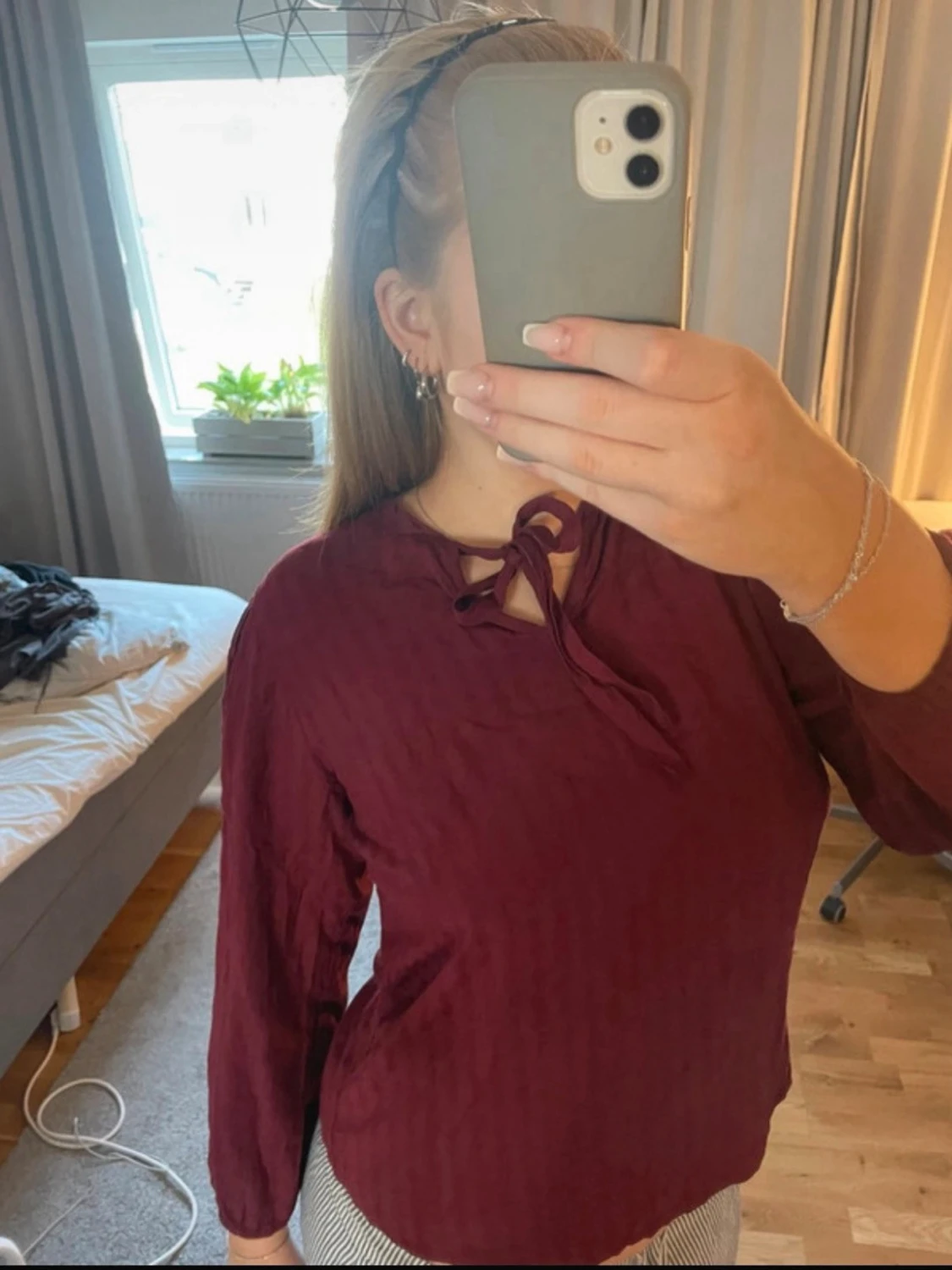 Vinröd blus med knytning i halsen