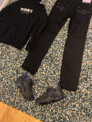 Hel outfit  - Säljer än hel outfit med en väldigt skön stil original pris runt 2-3000kr 