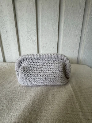Grå clutch  - Grå liten handvirkad clutch! 