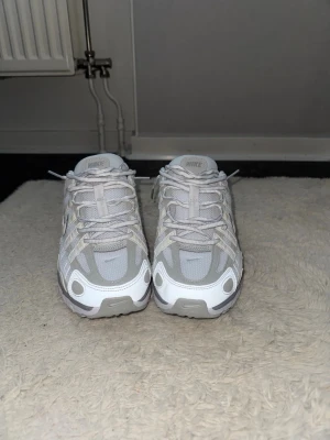 Nike P-6000 vita och grå sneakers - Nike P-6000 sneakers i vitt och ljusgrått med mesh och syntetiska överdrag. Skorna har reflekterande detaljer. Priset kan diskuteras.