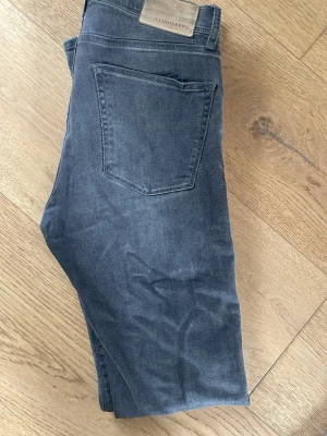 Gråa skinny jeans från J.Lindeberg - Stiliga gråa jeans  från J.Lindeberg i nyskick med klassisk femficksmodell och diskret logga på bakfickan. Jeansen har inga defekter.                Hör gärna av er vid frågor eller funderingar!    Mvh Melker 