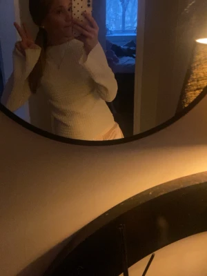 Vit långärmad ribbad topp - ! VI KAN DISKUTERA PRIS ! Säljer en vit långärmad topp med ribbad struktur och rund hals. Toppen har en slim passform och är tillverkad i ett mjukt material som sitter skönt mot kroppen. Perfekt att styla med jeans eller kjol för en clean look.