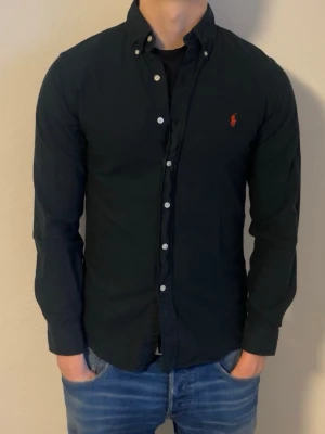 Ralph Lauren skjorta - Fint skick inga defekter. Modellen är 185 cm lång och den är för tajt och för liten.