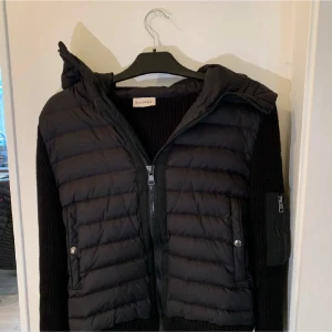 Moncler Cardigan - Tjena! Säljer min moncler cardigan som är riktigt snygg och trendig! Skick: 9/10, Storlek 1, funkar till small/ medium. Är äkta. 