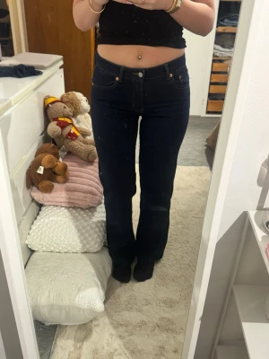 Lager 157 jeans - Säljer superfina mörkblå low waist jeans från lager 157 i storlek S. Det är perfekt längd för mig som är 1.60!💕