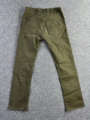Emporio Armani Jeans – W31 L32 - Emporio Armani jeans i snygg olivgrön färg. Stilrena premium jeans med klassisk design och diskret Armani-logo på bakfickan. Perfekta för både casual outfits och mer uppklädd stil.  📏 Storlek: W31 L32 📐 Mått visas i bilderna ✨ Skick: Bra skick – se bilder för detaljer  Riktigt snygga designer jeans som passar perfekt till både hoodie, skjorta eller stickad tröja.  💸 Följ mig så får du 10% rabatt på köpet!