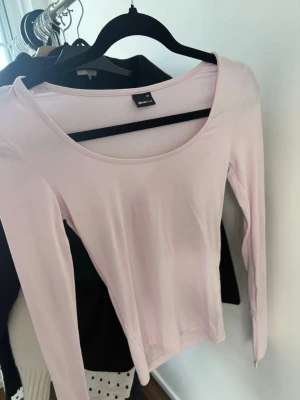 Ljusrosa långärmad topp Gina Tricot - Säljer en ljusrosa långärmad topp från Gina Tricot. Toppen har en rund halsringning och är i ett mjukt, stretchigt material som sitter snyggt på kroppen. Perfekt att styla med jeans eller kjol för en enkel och fräsch look.