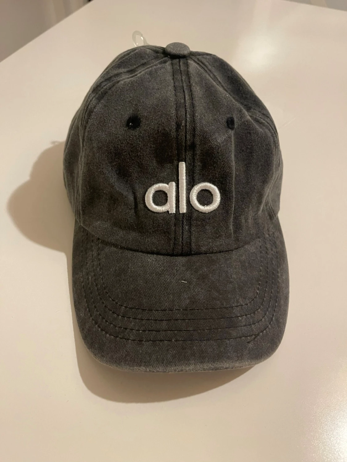 Grå  keps från Alo Yoga